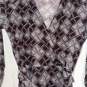 Gray/purple printed polyester/spandex fitted belted dress